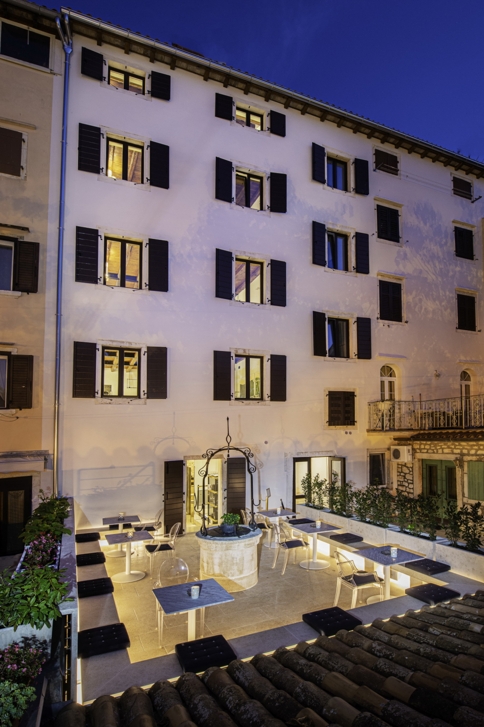 Romantic open terrace to enjoy long summer evenings with local food, wine and a light sea breeze
